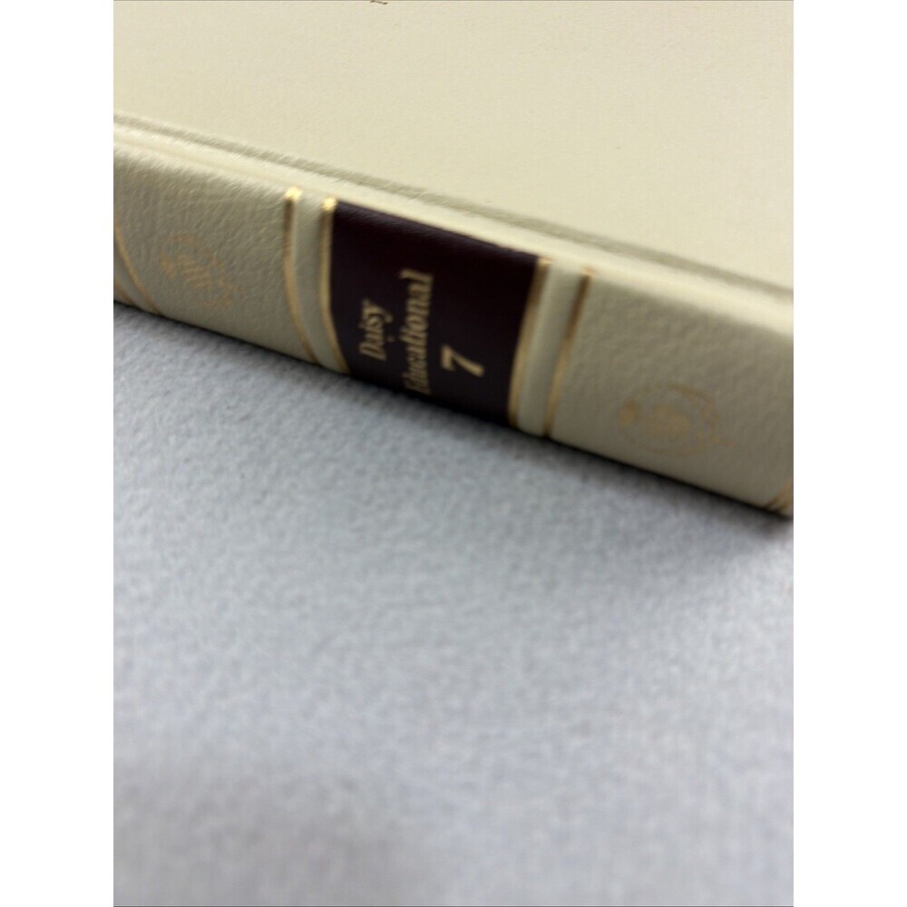 Vintage Encyclopedia Britannica Replacement Volume 7 Gold Daisy Eduactional - Picture 2 of 9